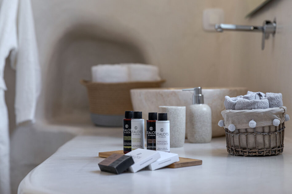 Luxury bath amenities & shampoo in Aleanna Villa Santorini